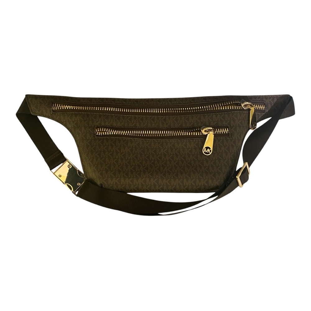 Michael Kors Fanny/Belt Bag one size fits most. There are 2 zipper compartments.